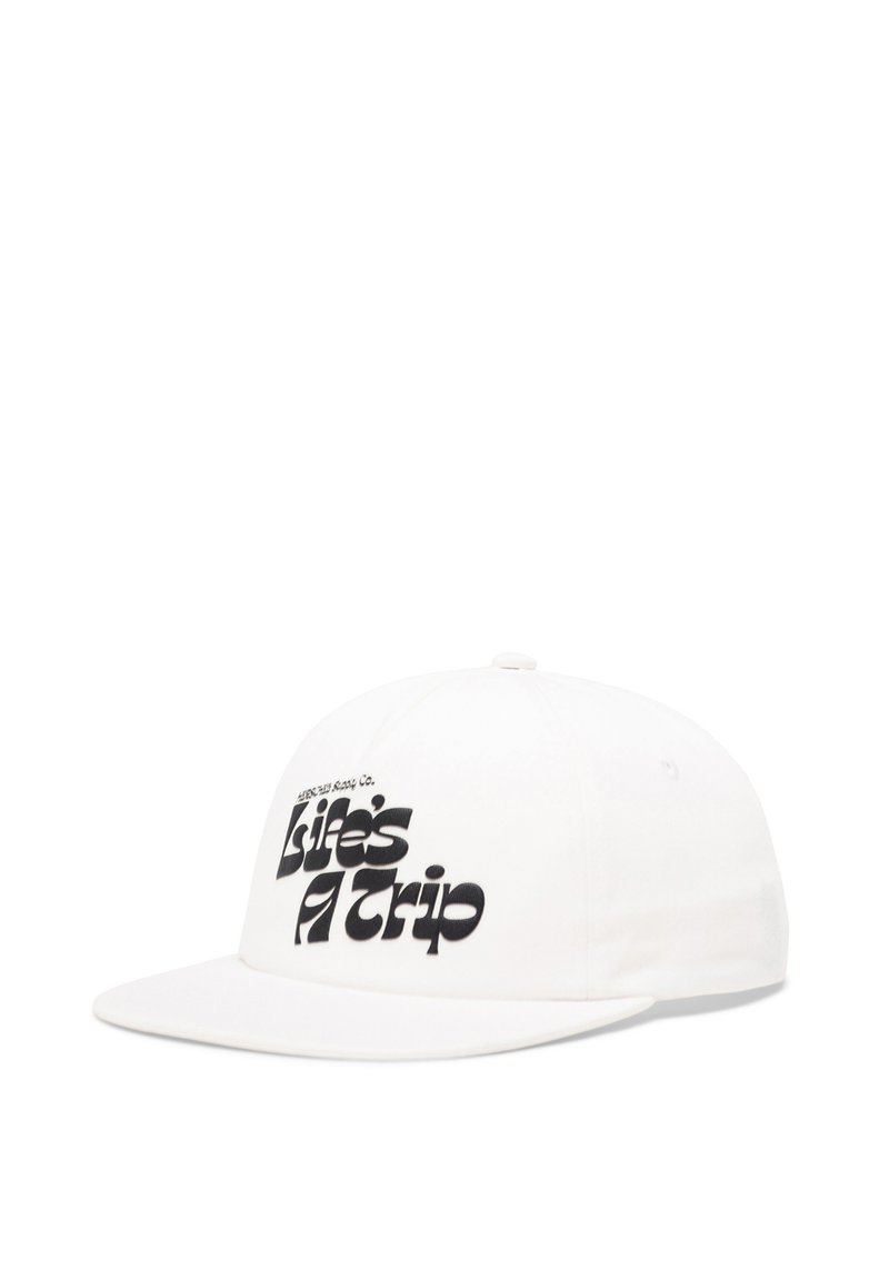 Weißer Baseballhut mit flachem Schirm, versehen mit schwarzem grafischem Text "Life's A Trip." Hergestellt aus Stoff mit Nähdetails.