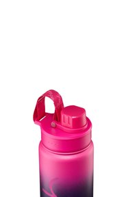 Roze geïsoleerde waterfles met een matte afwerking, een flip-top deksel en een stoffen draagriem. Kenmerkt een kleurverloop van roze naar donkerpaars.