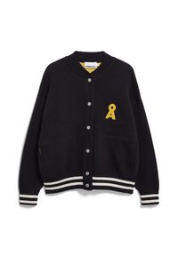 Marine cardigan, gebreide stof, ribgebreide manchetten en zoom, gele logo "A," zilveren knopen, twee voorzakken, contrasterende witte strepen.