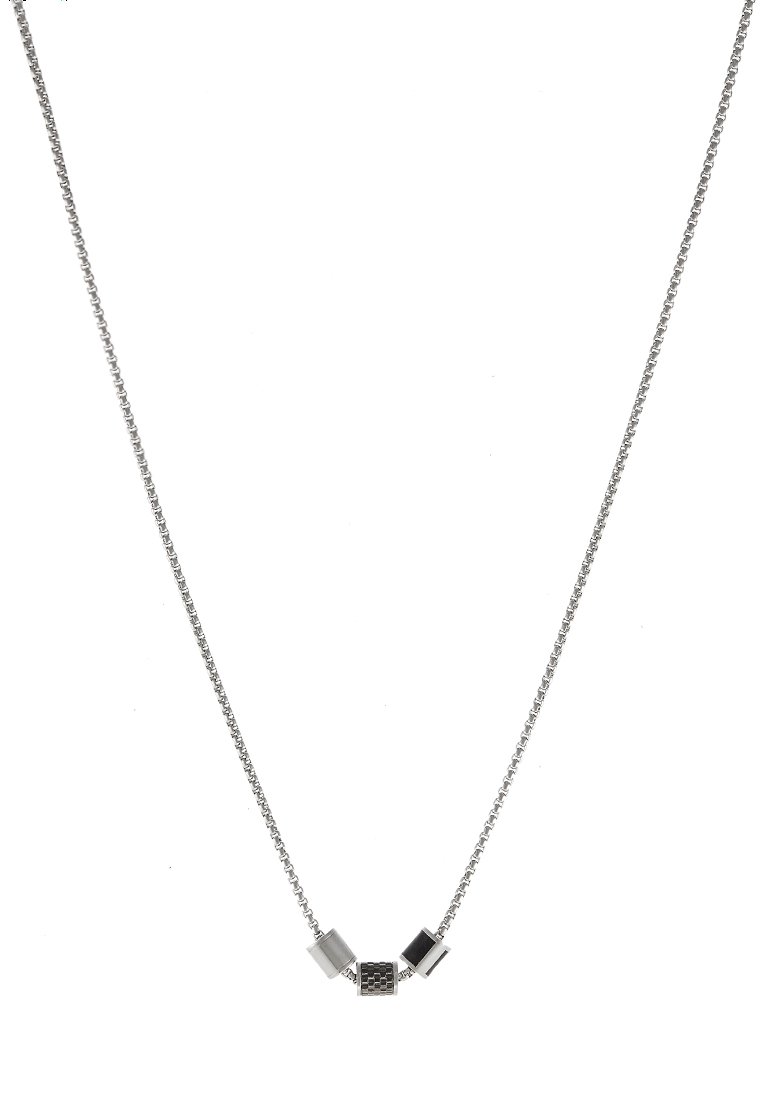 Zilveren ketting met drie metalen accenten: een rechthoekig zilveren stuk, een geëxtrudeerde zilveren kubus en een zwart rechthoekig element.