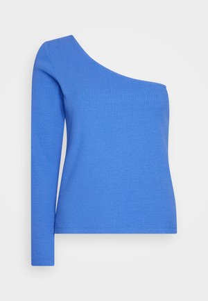 Blå ribstrikket top med én lang ærme og én bar skulder, med en asymmetrisk halsudskæring.