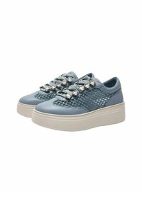 Sneakers piattaforma blu con texture in pelle e rete, caratterizzati da una suola rialzata, lacci rotondi e dettagli metallici decorativi.
