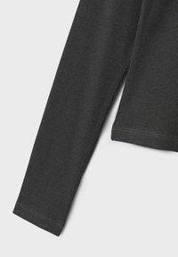 Dunkelgraues Langarmshirt mit geripptem Struktur, gerade geschnittenem Saum und kontrastierenden Nähten am Bund.