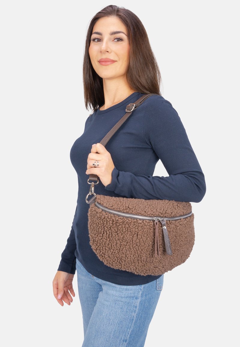 Seasons of April FLUFFY - Umhängetasche - schoko