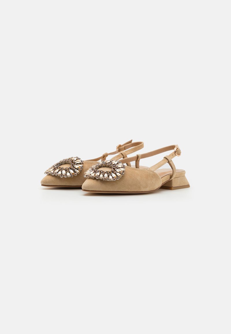 Zapatos slingback de ante beige con un tacón bajo, que presentan un adorno decorativo de joyas en la puntera. Correa ajustable para un mejor ajuste.