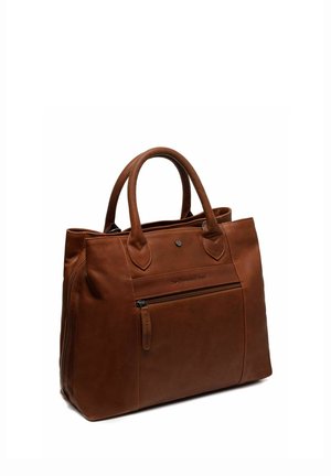 Braune Lederhandtasche mit zwei Griffen, vorderer Reißverschlusstasche und dezent geprägtem Markennamen auf glatter Oberfläche.