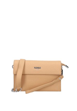 Borsa a tracolla in pelle beige con chiusura a patta, dettaglio catena argento e logo "PASHBAG MILANO" davanti.
