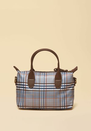 Kleine Handtasche mit braunen Ledergriffen und mehrfarbigem Karomuster in Blau-, Weiß- und Brauntönen vor beigem Hintergrund.