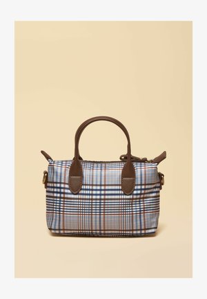 Kleine Handtasche mit braunen Ledergriffen und mehrfarbigem Karomuster in Blau-, Weiß- und Brauntönen vor beigem Hintergrund.