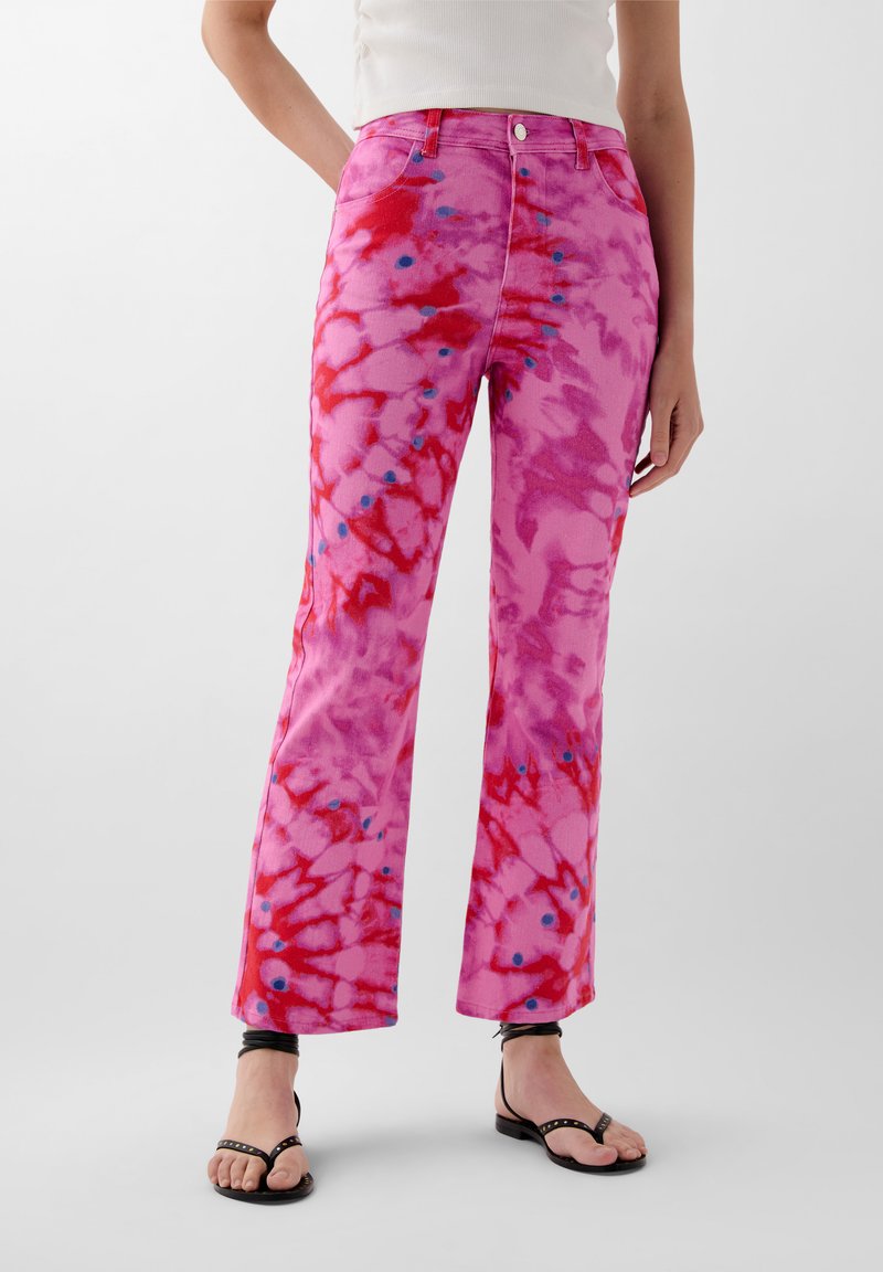Roze tie-dye spijkerbroek met een uitlopende silhouet, met rode en blauwe patronen. Gemaakt van denim, met een hoge tailleband en voorzakken.