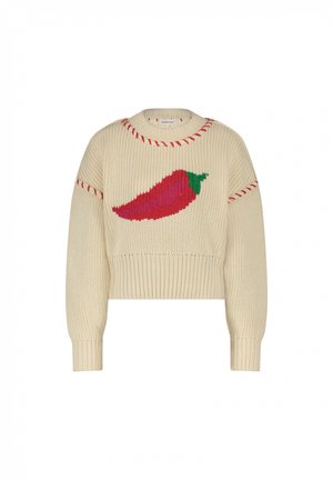 Korte trui van een wolmix in crème met een ribbeltextuur, met een groot ontwerp van een rode chilipeper en contrasterende rode stiksel langs de halslijn.
