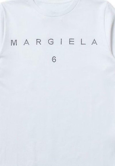 T-shirt bianco in cotone con lettere nere a pois che formano la parola "MARGIELA" e il numero "6" in un design minimalista. Tessuto liscio, scollatura a girocollo.