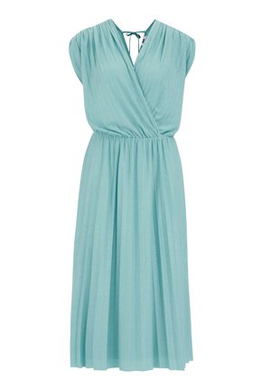 Jasnoniebieska, sięgająca do kolan sukienka z plisowanej tkaniny o kroju kopertowym, z krótkimi rękawami i wiązaniem przy szyi.