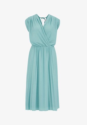 Een licht teal, knie-lange jurk van geplooid stof met een wikkelontwerp, korte mouwen en een strikdetail bij de hals.