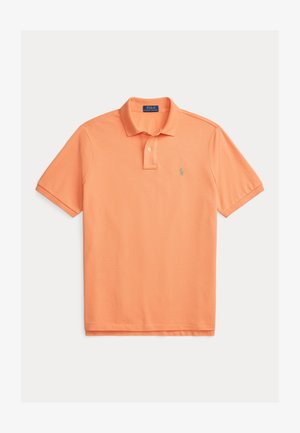 Orange pikétröja i bomull med klassisk krage, tvåknappslinning och en liten grön broderad logotyp på vänster bröst.