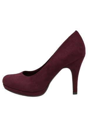 Bordowe zamszowe szpilki z zaokrąglonym noskiem, wygiętą sylwetką i 10 cm obcasem typu stiletto. Gładka tekstura z platformą.