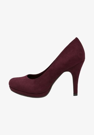 Bordowe zamszowe szpilki z zaokrąglonym noskiem, wygiętą sylwetką i 10 cm obcasem typu stiletto. Gładka tekstura z platformą.