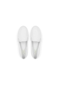 Des chaussures blanches à enfiler en cuir lisse, dotées d'un bout arrondi, d'un design simple et de détails perforés sur les semelles intérieures.