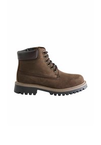 Botas de tobillo de ante marrón con una suela de goma negra robusta, cordones en la parte delantera y detalles en cuero oscuro alrededor del cuello.