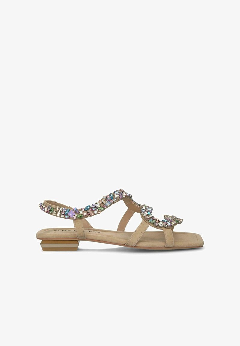 Sandalo beige con tacco basso a blocco, delicate cinghie e una parte superiore decorata con strass in vari colori iridescenti.