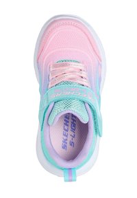 Zapatilla deportiva rosa y menta con superposiciones de malla, cordones elásticos y correa ajustable. Cuenta con un acolchado en el cuello y suela de goma.
