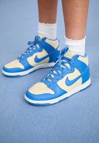 Unselected, light khaki/star blue/platinum tint
