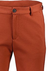 Rostfärgade byxor med jämn textur, med knappstängning och sidofickor, skräddarsydd passform och en jämn tygfinish.