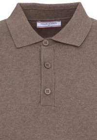 Polo marron tricoté avec trois boutons et une étiquette de la marque Felix Hardy en taille moyenne à l'intérieur du col.