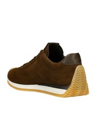Sneaker in suede marrone con forma arrotondata, accenti grigi sul tallone e suola in gomma testurizzata. Presenta lacci piatti e dettagli di cucitura discreti.