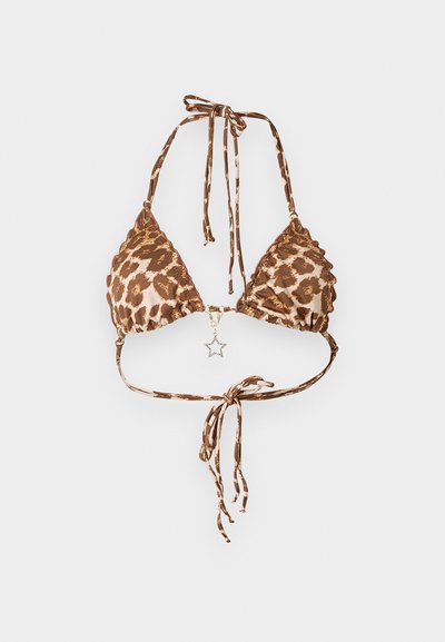 Καφέ και μπεζ τρίγωνο μπικίνι με λεοπάρ σχέδιο, κυμματιστά άκρα, δέσιμο στον λαιμό, δέσιμο στο πίσω μέρος και ένα μικρό κρεμαστό αστεράκι στο κέντρο.