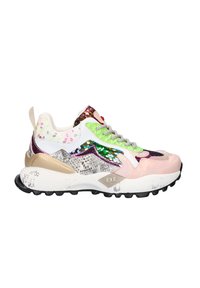 Zapatilla chunky con base blanca, lentejuelas multicolores, acentos verdes, superposiciones rosas, paneles decorados y suela negra texturizada.