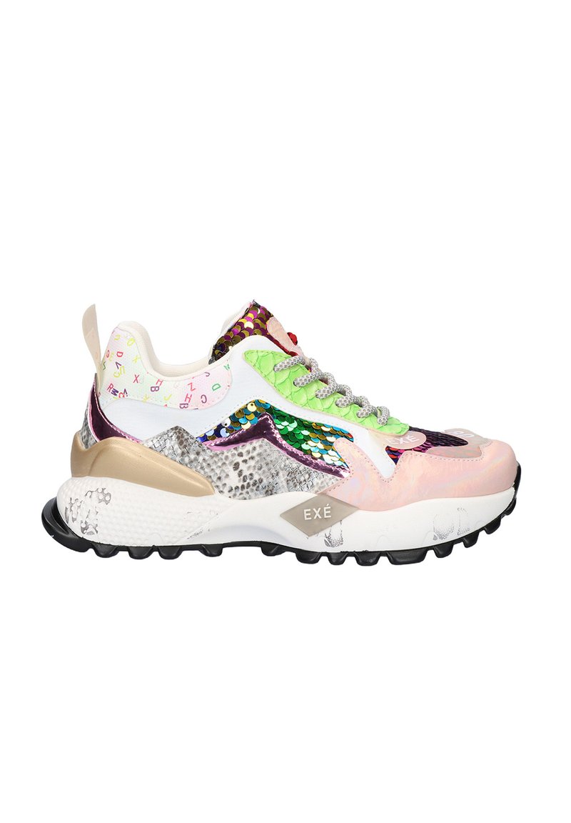 Zapatilla chunky con base blanca, lentejuelas multicolores, acentos verdes, superposiciones rosas, paneles decorados y suela negra texturizada.