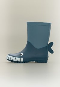 Μπλε λαστιχένια μπότες βροχής με σχέδιο χαμογελαστής ψαριού, που διαθέτουν υφή στη σόλα, λευκές λεπτομέρειες σαν δόντια και λεπτομέρεια σε σχήμα πτερύγιου στη φτέρνα.