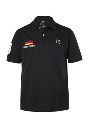 Czarna koszulka polo z naszywką flagi Niemiec oraz napisem „DEUTSCHLAND” na piersi oraz białym logo „JPI” po przeciwnej stronie.