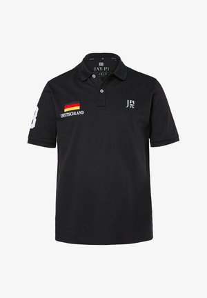 Schwarzes Polohemd mit Deutschland-Flaggenpatch und dem Schriftzug „DEUTSCHLAND“ auf der Brust sowie weißem „JPI“-Logo auf der gegenüberliegenden Seite.