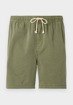 Olivgrüne Freizeit-Shorts mit elastischem Bund und beigem Kordelzug, vordere Nahtdetails und knielanger Schnitt.