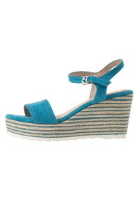 Tyrkysové semišové sandály na klínu s páskem kolem kotníku, širokým předním páskem a texturovanou střední podrážkou ve stylu espadrille. Bílá gumová podrážka pro lepší přilnavost.