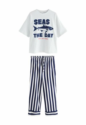 Hvid bomulds T-shirt med marineblå grafisk tekst "SEAS THE DAY" og fiske design; parret med marineblå og hvide stribede bukser med elastisk talje.