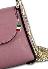 Sac en cuir rose avec une bandoulière en chaîne dorée, des finitions noires et un petit charm en forme de drapeau italien attaché sur le côté.