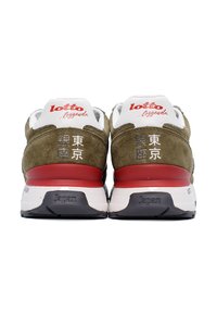 Sneakers in suede verde oliva con accenti rossi, dotati di tomaia in mesh bianco e logo del brand sul tallone. Grafica testuale in giapponese. Suola in gomma.