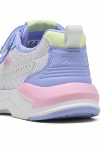 Sneaker bianca in mesh con accenti viola, rosa e verde. Presenta un tallone strutturato, un colletto imbottito e un dettaglio prominente del logo.