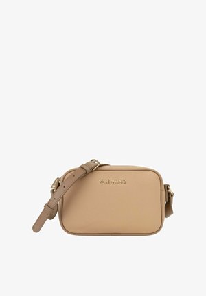 Sac bandoulière en cuir beige de forme rectangulaire, avec un accent logo doré et une bandoulière réglable. Surface texturée ajoutant de la profondeur.