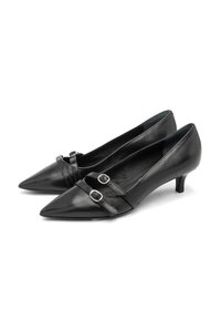 Zapatos de tacón de mujer de cuero negro con punta afilada, tacones bajos y tiras dobles de hebilla plateada en la parte delantera.
