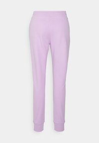 Fialové tepláky vyrobené z měkké bavlněné směsi. Mají pohodlný elastický pas a manžety na nohavicích. Hladká textura, žádné viditelné vzory ani kovové prvky.