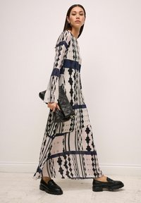 Next LONG SLEEVE COLUMN-REGULAR FIT - Maxikjoler - navy and white geo print
