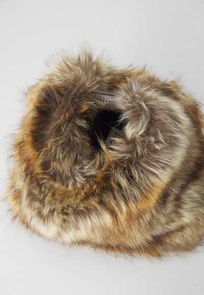 Mākslīgā kažokāda apkakle brūnās un brūnganīšu nokrāsās ar mīkstu tekstūru. Apaļa forma ar biezām, mīkstām šķiedrām ap iekšējo malu.