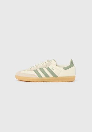 Baskets Adidas Samba crème et vert clair avec semelle en gomme, bandes latérales et lacets, vues de profil sur fond uni.