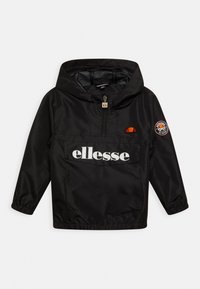 Zwarte windbreaker jack met een trekkoordcapuchon, een voorzak, elastische manchetten en een wit "ellesse" logo. Bevat een klein rood en oranje accent.