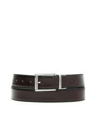 Pruun nahkne vöö, millel on läikiv hõbedane metallist pannal, omades voolujoonelist disaini ja mitmeid reguleerimise auke. Brändi nimi on pannal nähtav.