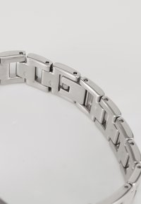 Bracciale in metallo argentato per orologio con maglie rettangolari, finitura spazzolata e piccoli viti visibili su ogni maglia per un attacco sicuro.